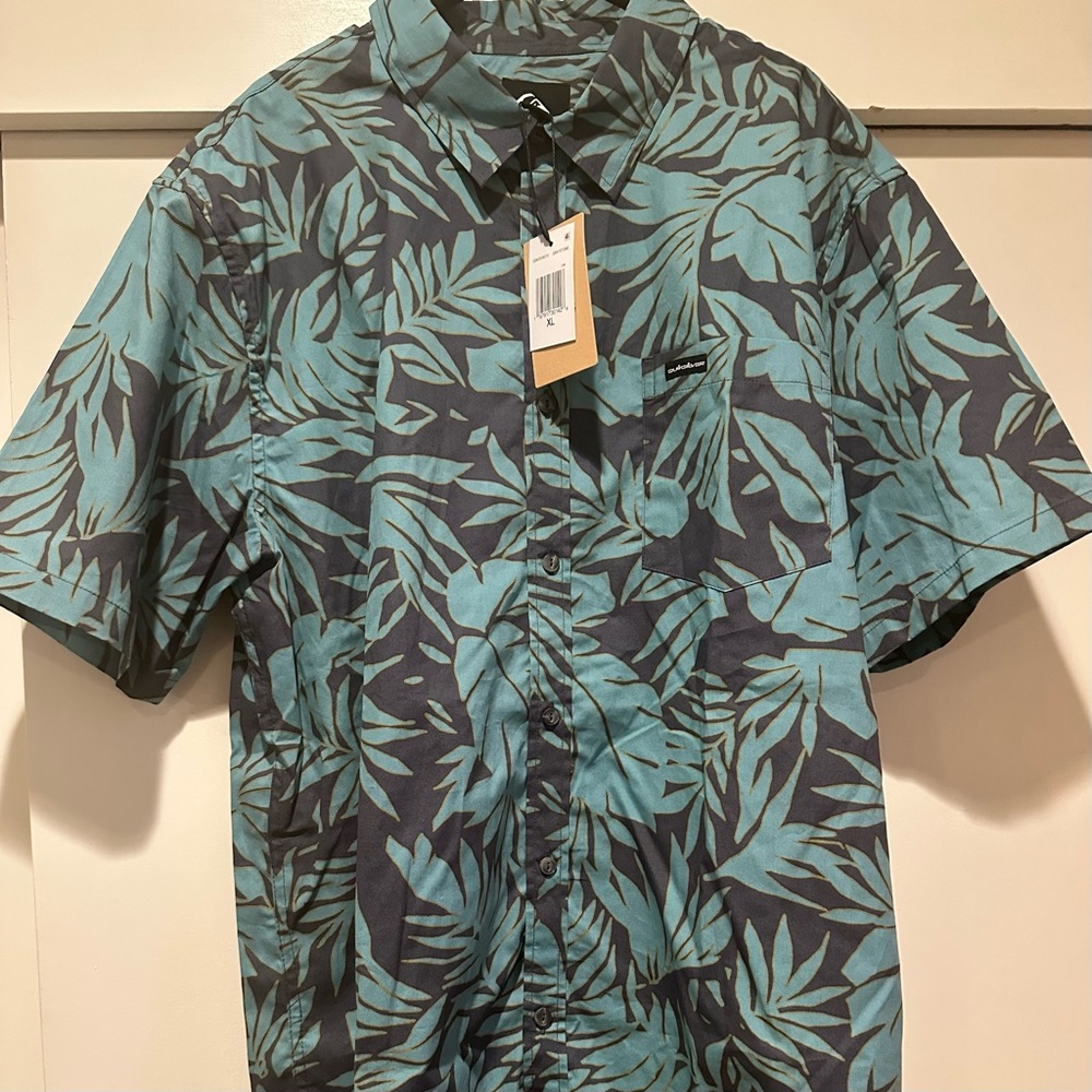 Men’s XL Quicksilver short sleeve shirt
